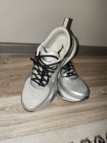 дождевики для обуви: Кроссовки спортивные, серо-белые с черными акцентами - Легкий дышащий