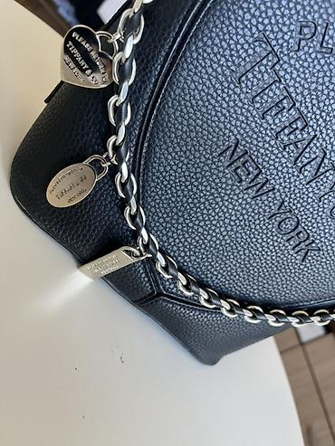 guci torba: Tiffany & Co. torba – model u obliku srca, crna, granulirana — 2