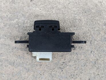 Другие детали салона: Кнопка люка Митсубиси. Оригинал б/у, из Германии, привозной. Подходит — 4