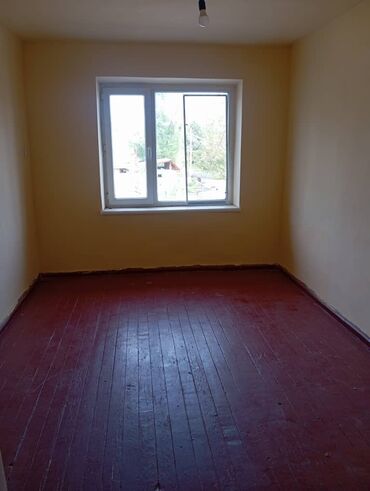 аренда кравтир: 1 бөлмө, 12 кв. м, Жатакана жана мейманкана түрүндө, 2 кабат, Эски ремонт