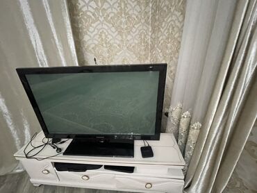 телевизор 28 дюймов: Телевизор Samsung с плоским экраном и черной рамкой. Подходит для