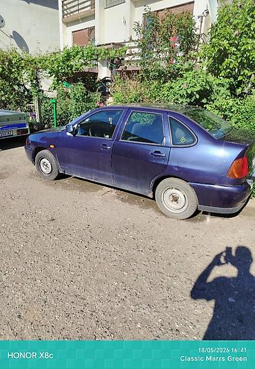 camry cr8061: Volkswagen Polo Classic (sedan), tamnoplava boja, 4 vrata. Ključne — 3