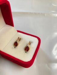 Minđuše: Naslov: Minđuše – 850 din/par Opis: Elegantne minđuše sa crvenim — 1