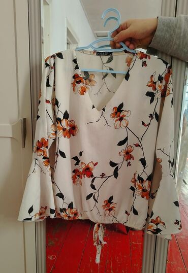 Dəstlər, kostyumlar: Qadın geyim dəsti – 4 ədəd 1) Tünd məxməri-bordo rəngdə uzun don - — 8