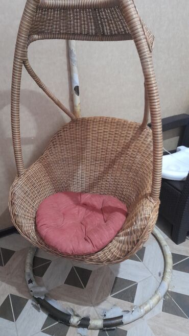 садовый мебель: Кресло-качеля новая ротанговая,Счастливчик который купит её будет