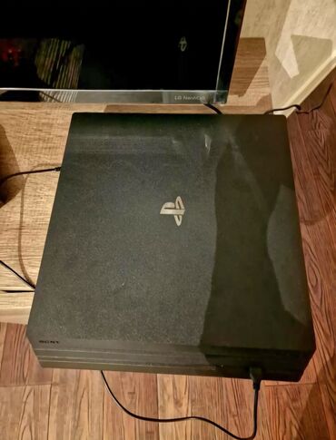 Qaşıqlar: Sony istehsalı PlayStation 4 Pro konsolu qara rəngdədir . Arxa hissədə