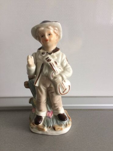 Figure: Decak sa gitarom iz 70tih Austrija
Visina oko 15cm — 2