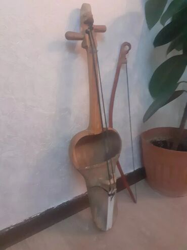 Комузы: Оруктон жасалган комуздар жана кылкыяктар сатылат, уста озу комузчу — 10