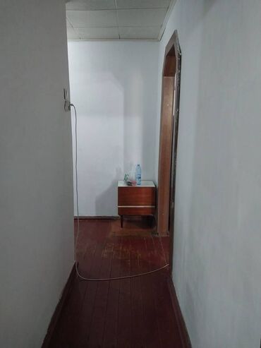 квартира район киркомстром: 2 бөлмө, 42 кв. м, Хрущевка, 2 кабат, Эски ремонт