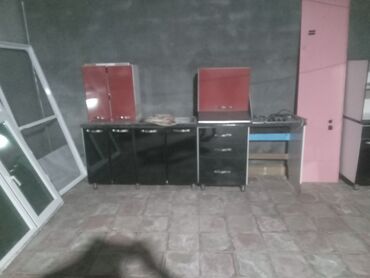 унитазы в баку цены: Mətbəx mebel - Müasir dizayn: qara alt dolablar, qırmızı yuxarı