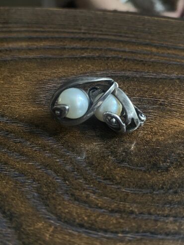 серебро цепочка: Серебряная подвеска с двумя жемчужинами. Дизайн подвески имеет