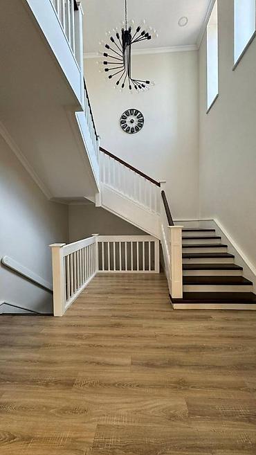 Продажа коттеджей и домов: Продается 2-х эт. дом + цокольный этаж Район Киргизия-1 Зем. участка - — 7