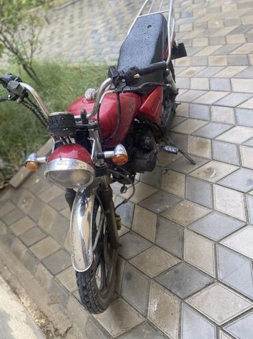 Honda: Qırmızı rəngli şəhər motosikleti - Kuzov: klassik “street” dizaynı