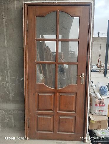 keci satşı: Təcili münasib qiymətli taxta qapılar satılır.4 ədəd şüşəli, 2 — 1