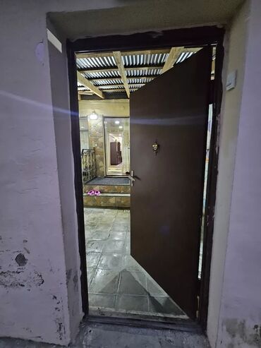 Квартиры: 3 otaqlı həyət evi - Geniş örtülü həyət-balkon zonası: taxta karkaslı