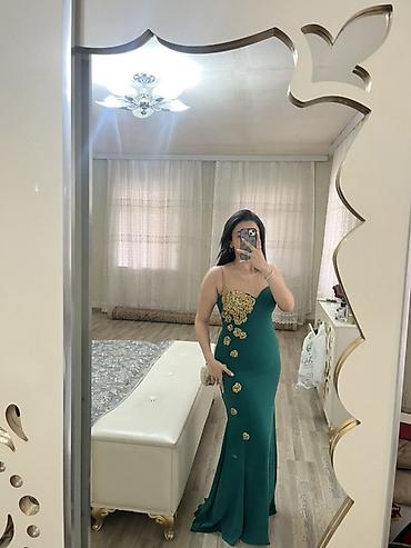 qadin sac modelleri: Zümrüd-yaşıl rəngli, bədənə oturan gecə/libas. - Model: korset tipli — 1