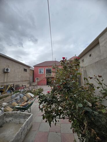 qaraqarayevdə kirayə evlər: Həyətyanı fərdi yaşa döşənmiş yol və meydança - Gül kolları və