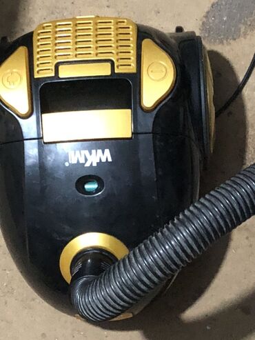 ventilatori za kuću: Usisivač marke WKM, crne boje sa zlatnim detaljima. Idealan za