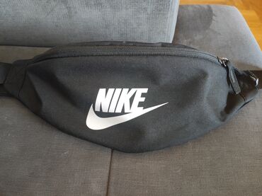original adidas torbu kupljenu nemackoj dimenzije xxc: Original Nike torbica. Kupljena u Planeta Sport pre mesec dana,nosena