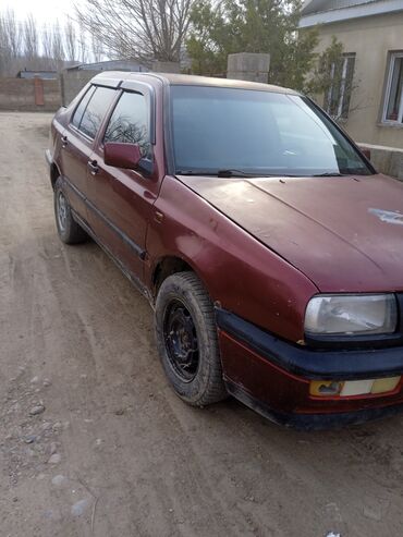 Транспорт: Volkswagen Vento: 1993 г., 1.8 л, Механика, Бензин, Седан