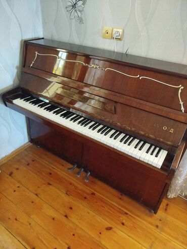 1970 ci ilin UKRAYNA istehsalı olan piano satılır