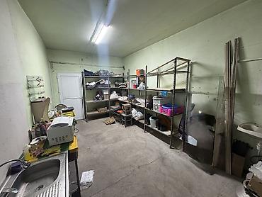 Аренда магазинов: Сдается помещение в аренду 250 кв.метров +2 склада. Находится по — 8