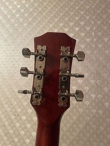 Гитары: Акустическая гитара dreadnought с вырезом (cutaway). - Корпус формата — 5