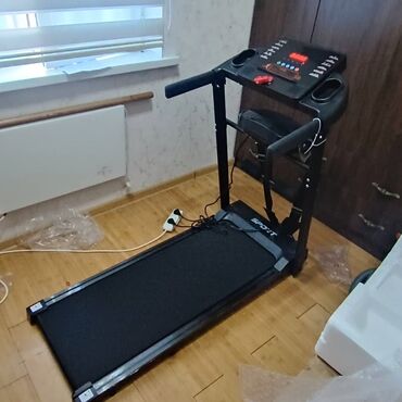 Настольные игры: Компактная беговая дорожка Sport Fit с небольшим сиденьем