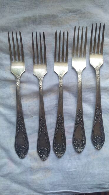 Süfrə ləvazimat dəstləri: Klassik naxışlı süfrə dəsti – qaşıq və çəngəllər - Tərkib: 3 ədəd iri — 3