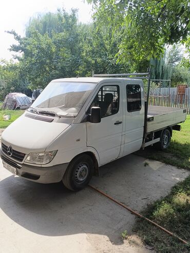 спринтер грузопассажир: Белый фургон Mercedes-Benz Sprinter с бортовой платформой
