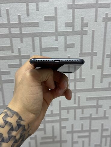 Apple iPhone: IPhone 8 Plus, 64 GB, Space Gray, Barmaq izi — 8