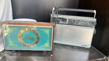 Taxta korpuslu və firuzəyi rəngli siferblatlı masa saatı. Siferblatda