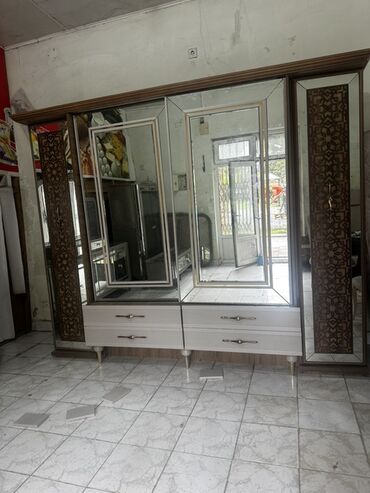 nerjaveyka bak: Açılan, 5 qapı Düz dolab, Qarderob, paltar dolabı