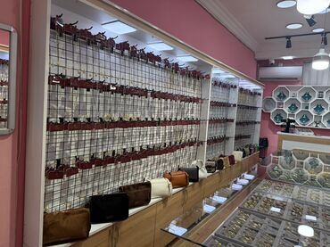 Çantalar: Satılır; yalnız mebellər içindəki setkalar və qarmaqlar. Vitrində olan — 7