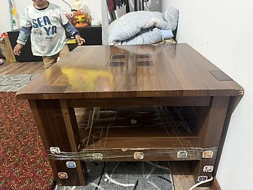 Журнальный стол 65*65 отдам даром. Нижняя полка сломана, заскочевана