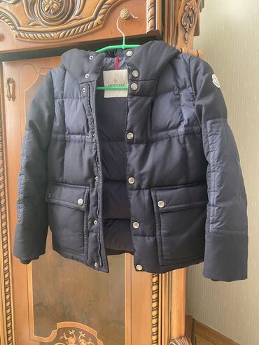 usaq paltar: Moncler original. 9-10 yaş üçün. Çox baha alınıb. 100 manat. Təzə