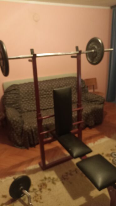 Rekviziti za vežbanje: Višenamenska klupa za vežbanje sa stalkom za šipku i setom tegova. - — 5