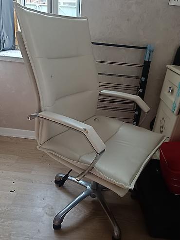 komputer kreslosu: Ağ rəngli ofis kreslosu. Hündür arxa söykənəcəyi və yumşaq oturacaq — 1