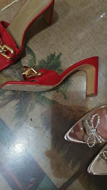 sendel: Fashion Nova qadın sandaleti – qırmızı rəngdə, açıq burunlu, kvadrat — 2