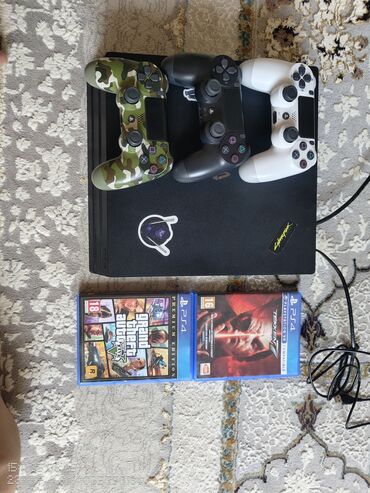 продам playstation 4: Playstation 4 pro 1TB. с тремя геймпадами, два оригинальных. дам два