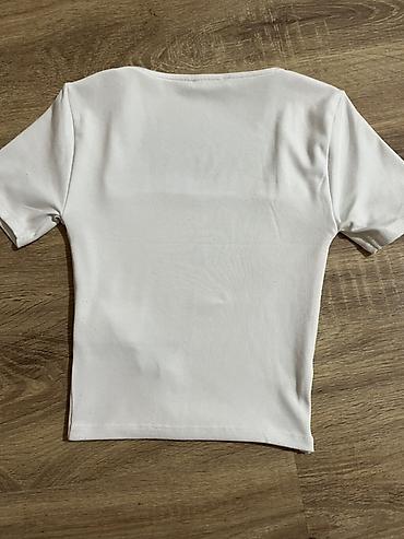 ağ futbolka: Ağ rəngli qadın bluz/köynək - Model: qısaqol, bədənə oturan siluet - — 1