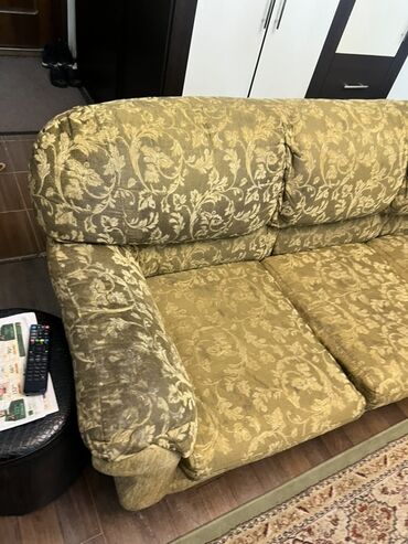 Мягкие кресла: Просторный трехместный диван и два кресла с обивкой из ткани цвета — 3