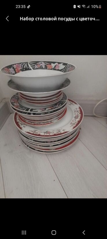 буфет для посуды: Набор столовой посуды с цветочным узором. Состав и особенности: -