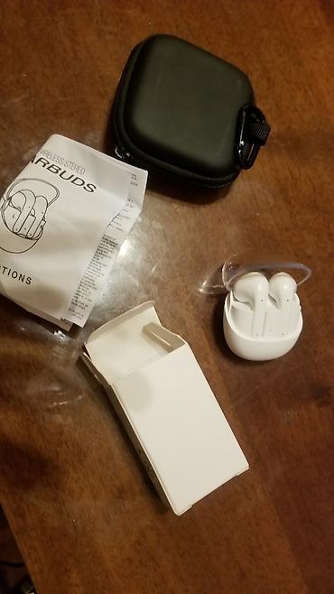 bluetooth qulaqciq: Simsiz stereo qulaqlıqlar – ağ rəngdə, şəffaf qapaqlı kompakt şarj — 3