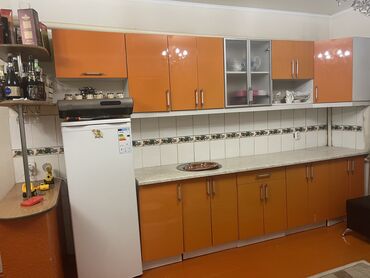 мебелью: Кухонный гарнитур, Барная стойка, цвет - Оранжевый, Б/у