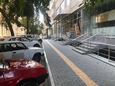 Ofislər: Gənclik metrosuna yaxın yol kənarı ümumi sahəsi 220 kv,m olan — 9