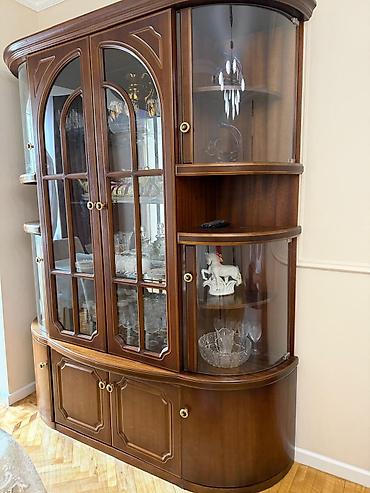 Klassik üslubda vitrin-bufet - Material: ağac karkas, şüşəli vitrin