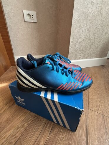 qarmon qutusu: Butslar Adidas, Ölçü: 36