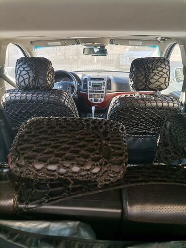 Hyundai: Hyundai Santa Fe – ağ rəngli, 5 qapılı SUV. Əsas xüsusiyyətlər: - — 6
