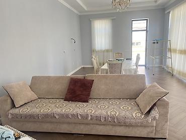bag divanlari: Bej rəngli yumşaq parçadan hazırlanmış divan. Minimalist dizayn, düz — 1